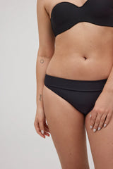 Cueca de biquíni midi preta adaptável