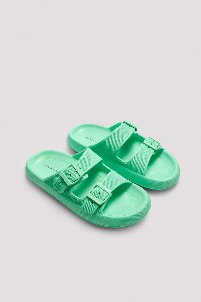 Beach flip flops with non-slip buckles for extra comfort