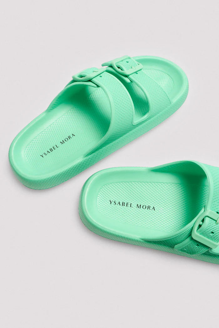Beach flip flops with non-slip buckles for extra comfort