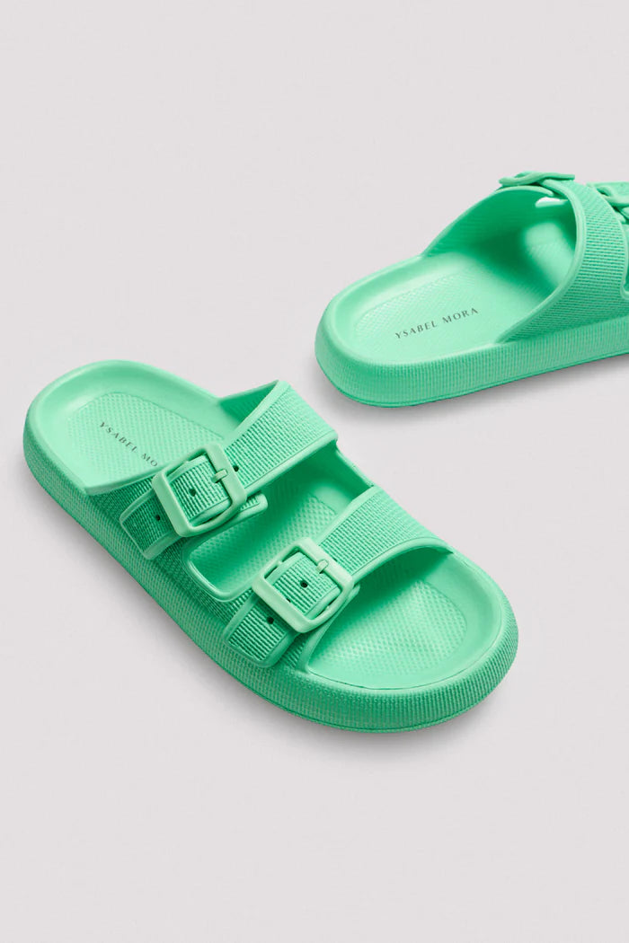 Beach flip flops with non-slip buckles for extra comfort