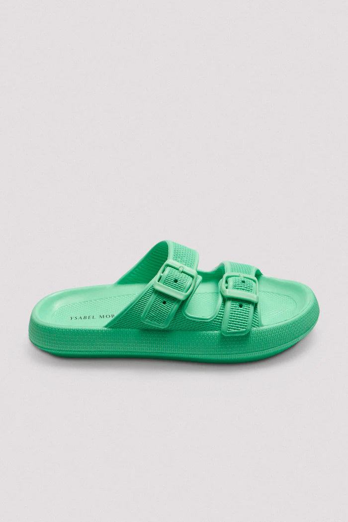 Beach flip flops with non-slip buckles for extra comfort