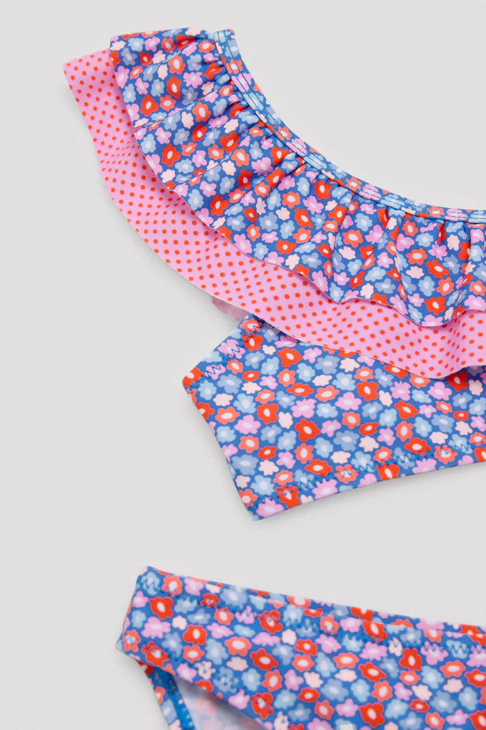 Conjunto de biquíni de menina assimétrico com pequenos babados de flores