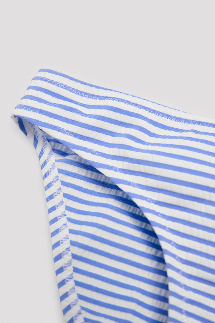 Conjunto de biquíni de menina com estampa e textura de listras azuis